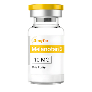 Afbeelding van een vial met nog niet aangemaakte Melanotan, een peptide dat wordt gebruikt voor het stimuleren van een bruine teint door de productie van melanine te verhogen.